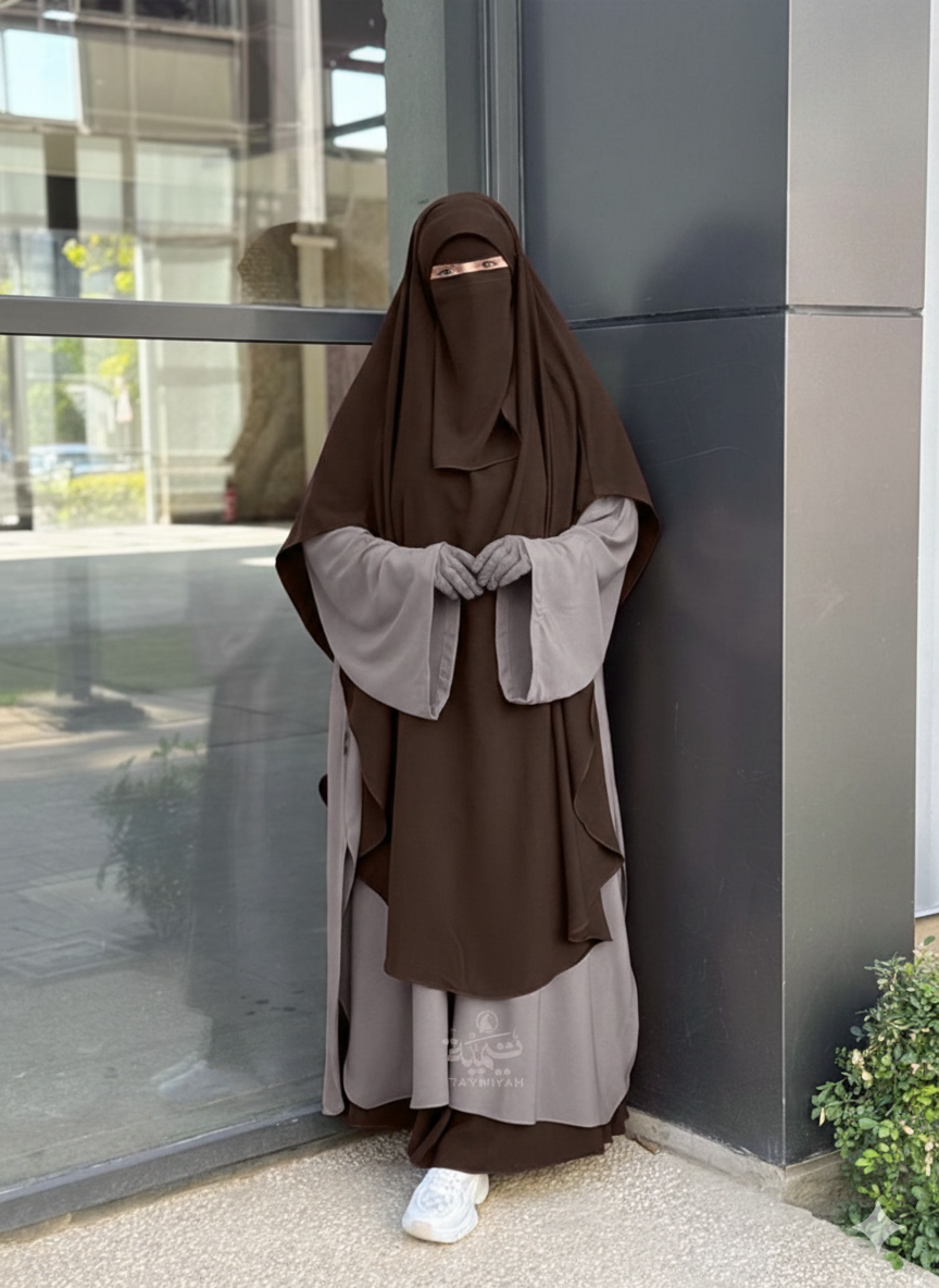 Front view detailing the elegant Waqar set