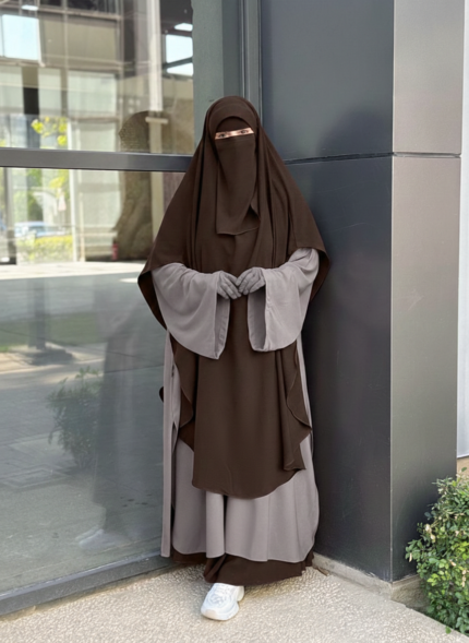 Front view detailing the elegant Waqar set