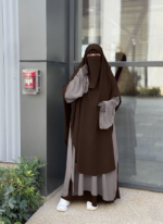 Front view detailing the elegant Waqar set