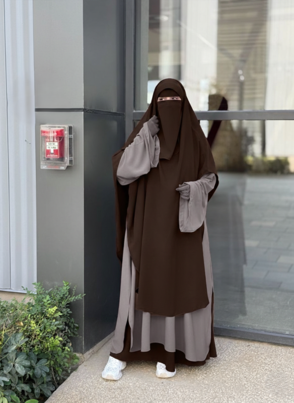 Front view detailing the elegant Waqar set