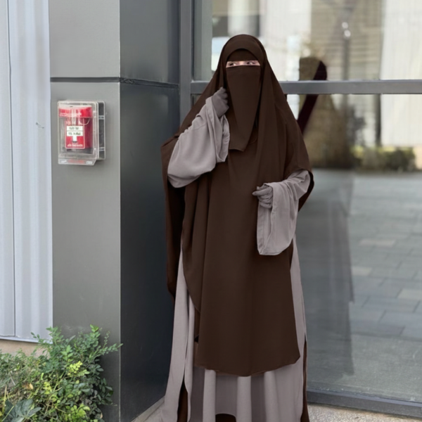 Front view detailing the elegant Waqar set